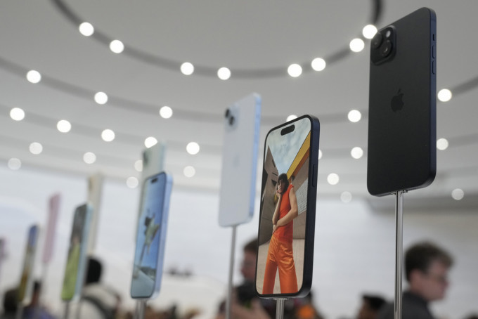 美国司法部控告苹果非法垄断智能手机市场。美联社
