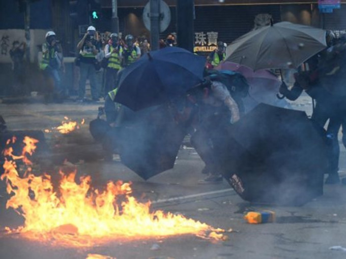 前年社会多次大型冲突中示威者多次投掷汽油弹。资料图片