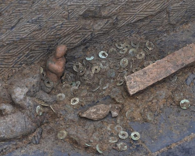 成都东汉家族墓群发现「摇钱树」 。新华社图片