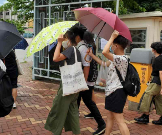 被告陳鎮顯（白衫黑長褲）。陳子豪攝