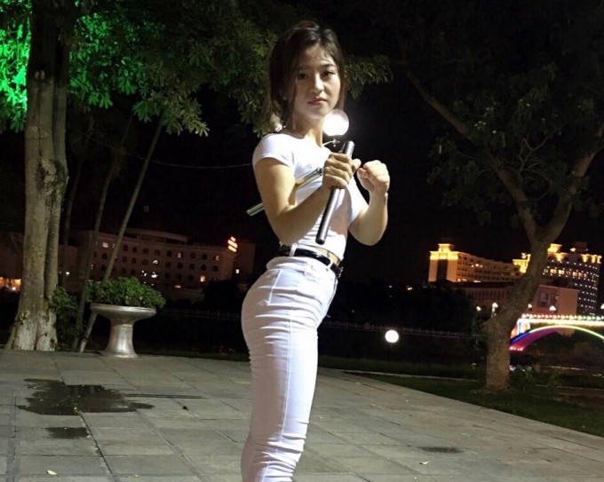 越南18岁少女陈氏厚在街上挥舞双截棍片段，网上爆红。