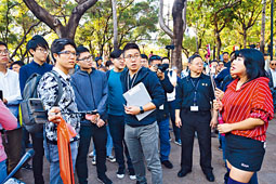 ■有候任區議員不滿公園內的歌舞表演者發出噪音滋擾。