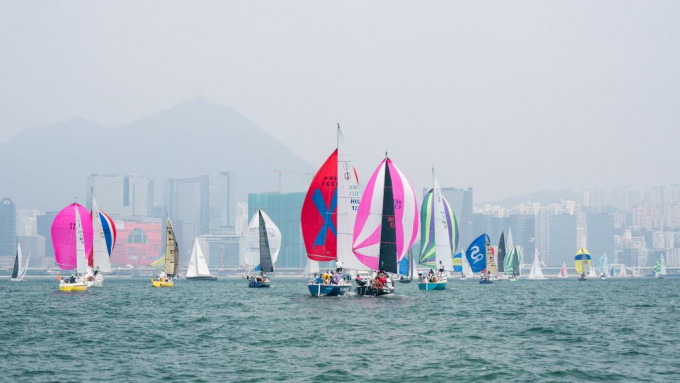 在极具标志性的维港举办庆回归帆船赛，场面定当非常壮观。