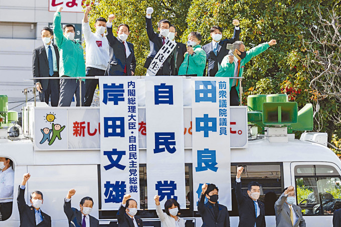 ■首相岸田文雄（上中）昨日與其他自民黨成員，到埼玉縣拉票。