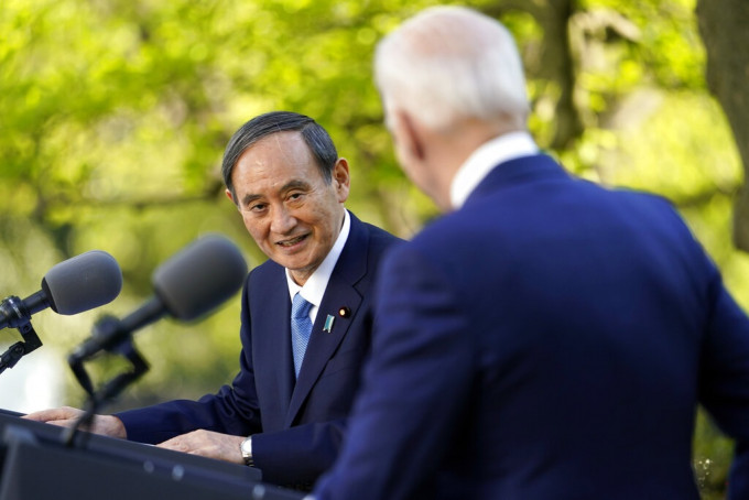 美国总统拜登与到访的日本首相菅义伟会谈，双方发表联合声明。AP图片