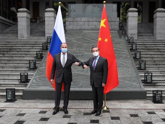 俄罗斯外长(左)一连两日和王毅(右)在广西桂林举行会谈。新华社图片