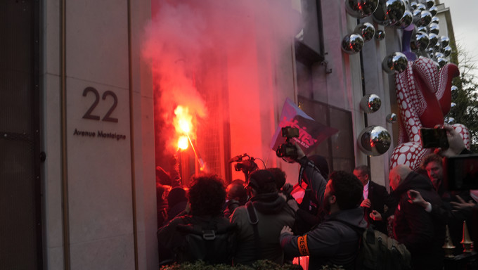 罢工的铁路工人闯入法国奢侈品集团 LVMH 的总部。AP