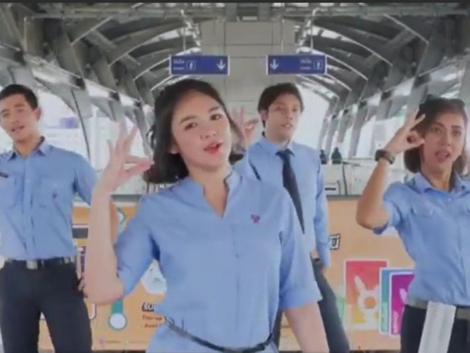 泰國輕鐵員工自拍防疫舞，吸數百萬瀏覽。(網圖)