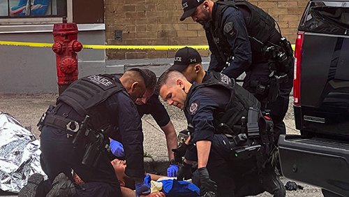 温哥华市中心爆枪击案，一名男子中枪危殆，疑犯当场被捕。路透社