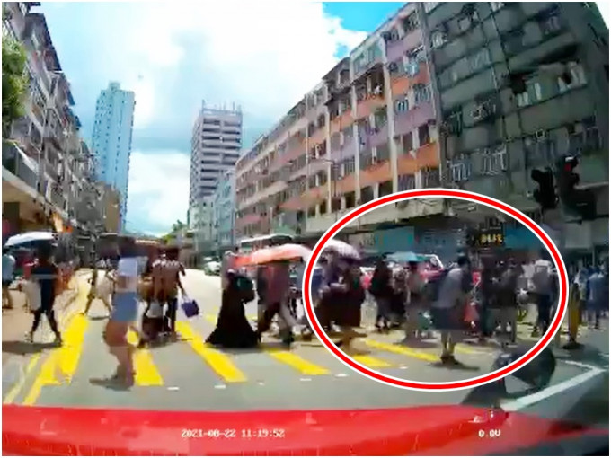 车CAM片段见到事发时正有多人横过马路，肇事的士怀疑突然高速驶至（红圈示）直撞人群。网上片段截图