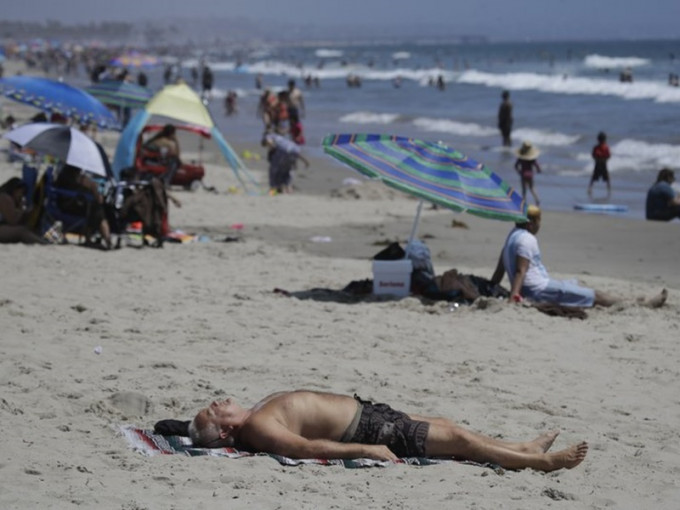 加州气温颷升至37至43度高温市民涌往沙滩消暑。AP