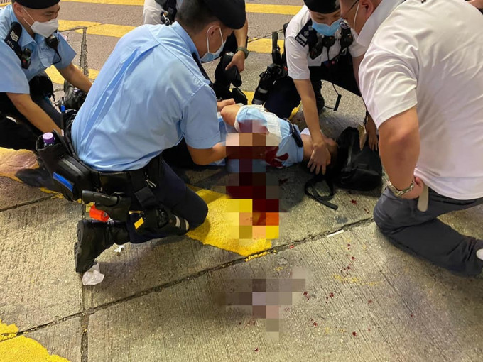 一名警员晚上在铜锣湾执勤期间，被人用刀从后袭击。警方FB图片