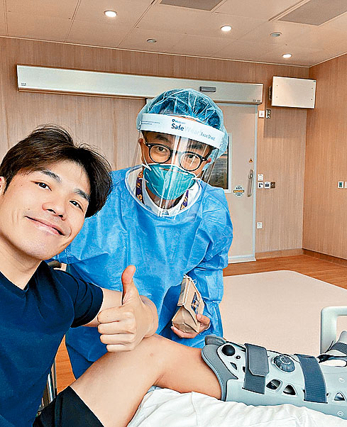 張小倫（左）的左腳阿基里斯腱修補手術成功，感謝醫護人員的悉心照顧。