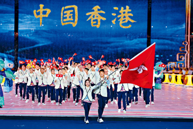 香港代表隊進場，七人欖球華將姚錦成及武術運動員莫宛螢擔任持旗手。