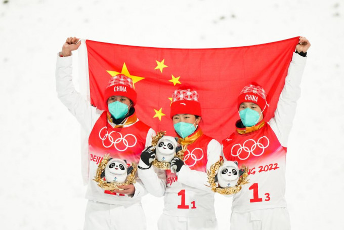 左起 : 賈宗洋、徐夢桃和齊廣璞第四次征戰冬季奧運，於冬奧首設的自由式滑雪空中技巧混合團體，奪得銀牌。新華社