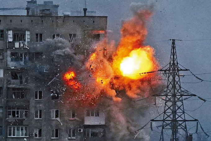 俄軍坦克上周五在馬里烏波爾擊中一座住宅大樓。 