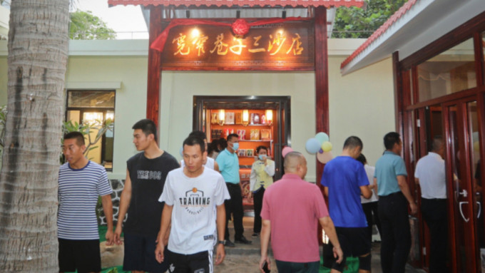 三沙永興島第一家火鍋店「寬窄巷子」三沙店上周正式開業。(微博)