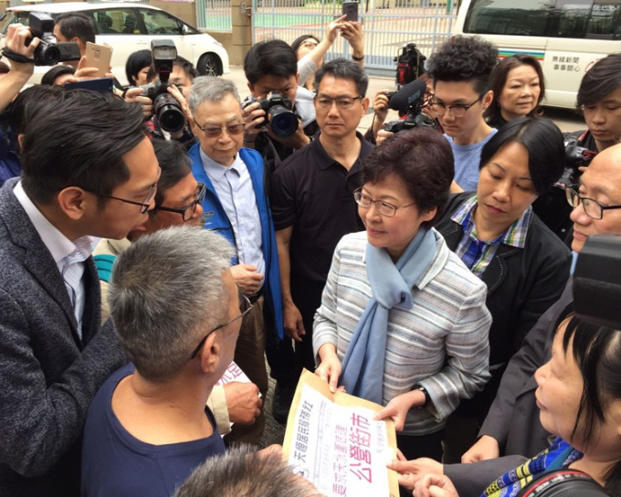 林郑月娥指，如果当选会定期落区听居民意见。