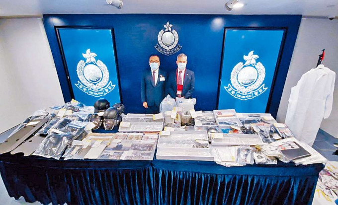 ■警方在记者会中，展示搜获的制造炸弹装置。