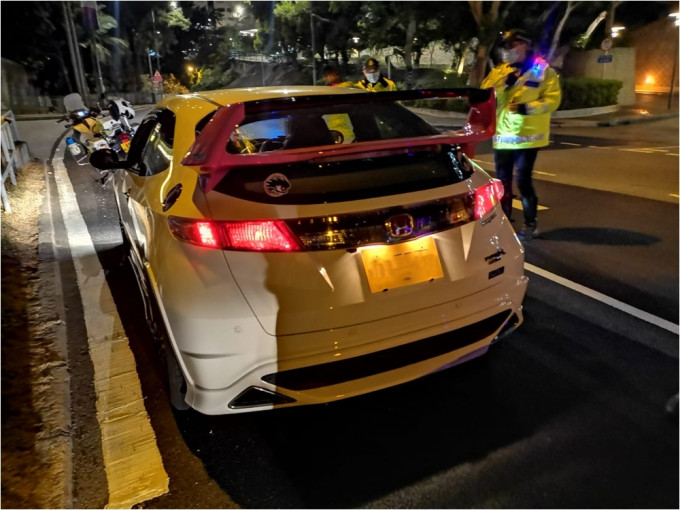 警方于港岛区打击「非法赛车」及「非法改装」。警方图片