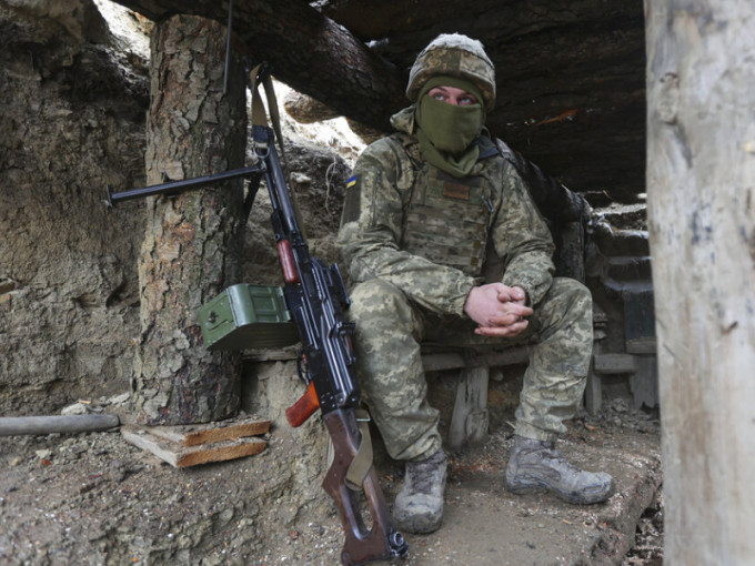 乌克兰在接壤俄罗斯边境派兵驻防。AP图片