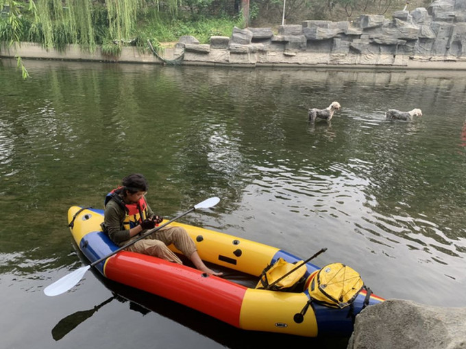 北京男子划橡皮艇上班引发热议。