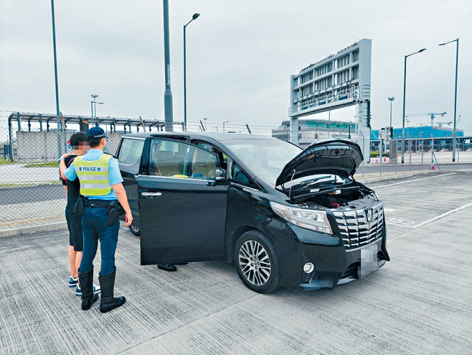 警方过往多次就白牌车活动执法，惟证明司机身份成难关，当局建议修例加强执法。