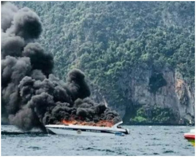 快艇由于发动机爆炸起火。网图