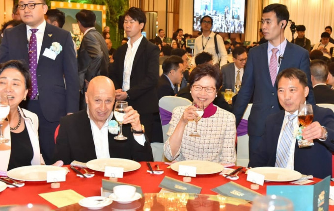 林郑月娥(右二)在民主党晚宴上捐钱，又形容是大和解。资料图片