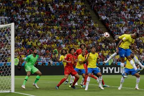 比利时开出角球，巴西中场费兰甸奴在禁区内「摆乌龙」，将皮球顶入网。