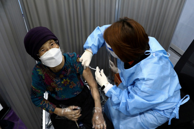截至7月底，南韓首劑接種者佔總人口的37.9%，完成2劑接種者佔比13.9%。路透社圖片