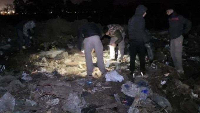 阿根廷垃圾场废弃衣柜挖出大量美钞，引来大量民众「发掘」。