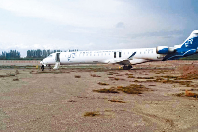 肇事客機衝出跑道，停在沙石地上。　