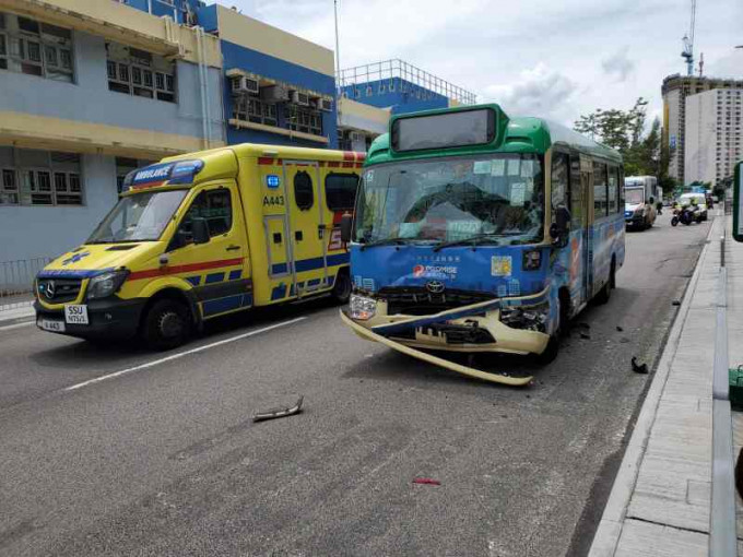 空載的小巴擋風玻璃爆裂車頭損毀。