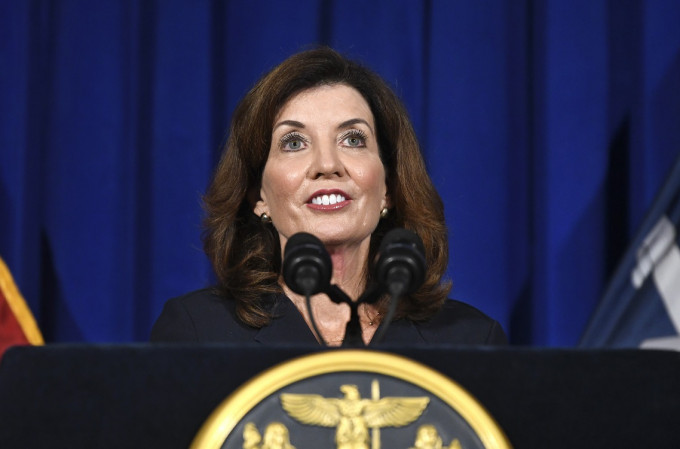 美国纽约州副州长霍楚尔(Kathy Hochul)在记者会上称，上任州长后会提供更好工作环境。AP