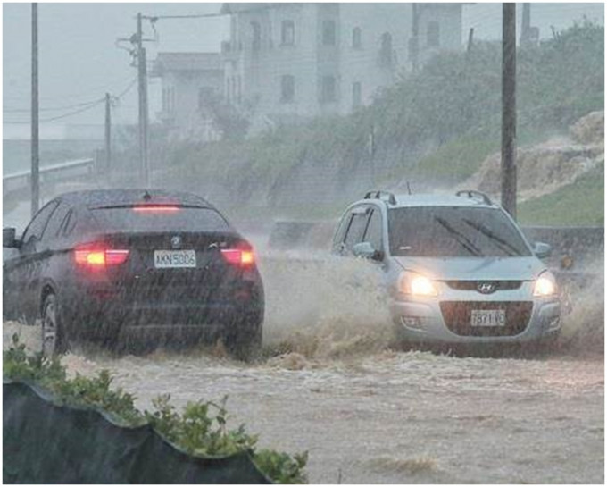 台湾当地豪雨，万里往三芝路上因淹水阻塞。