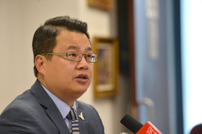 尹兆坚表示欢迎政府有关措施，但认为是「迟来的决策」。