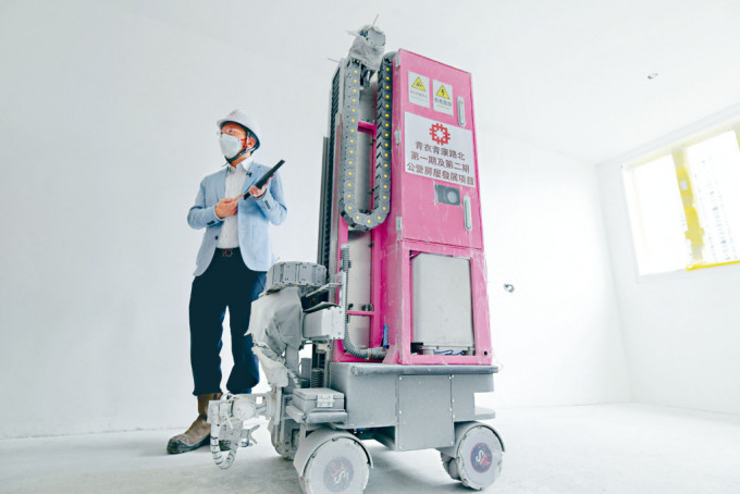房屋署高級結構工程師姚勳雄表示，「室內油漆噴塗機器人」只需15至20分鐘，即可完成2至3人單位的內牆及天花噴塗工序。