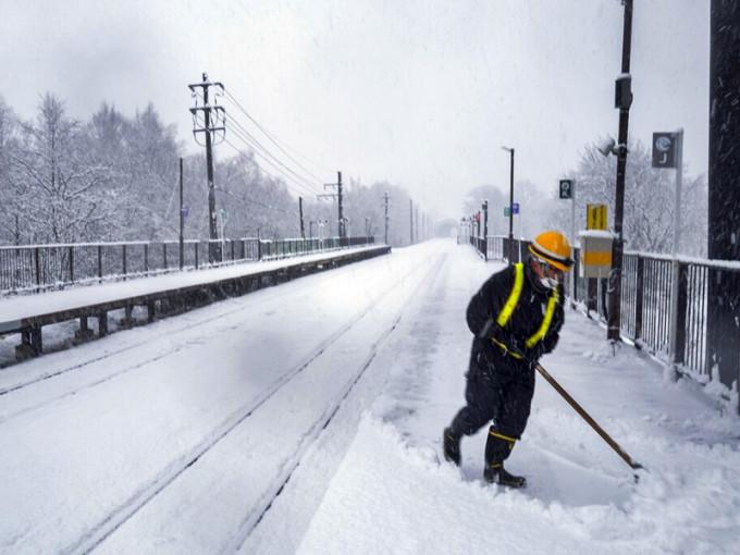 日本秋田县因大雪而出现破纪录积雪，从昨日下午起陆续发现3名高龄者被雪掩埋死亡。AP图片