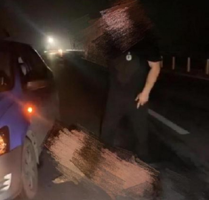 一名裸女搶軚盤遭的士司機踩住。網上圖片