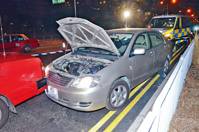 ■涉事私家車逃走十二公里外於荃灣撞的士停下。