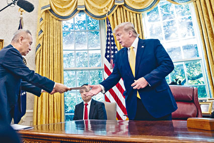 ■美国总统特朗普在白宫接见中国国务院副总理刘鹤（左）。
