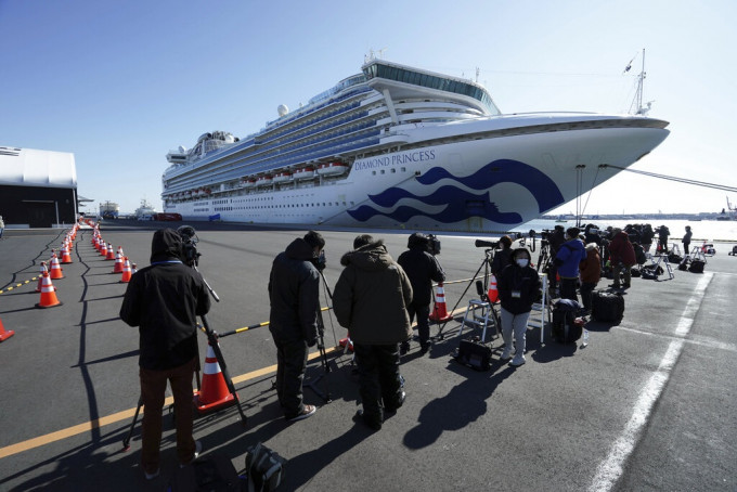 「鑽石公主號」郵輪繼續停泊橫濱。AP圖片