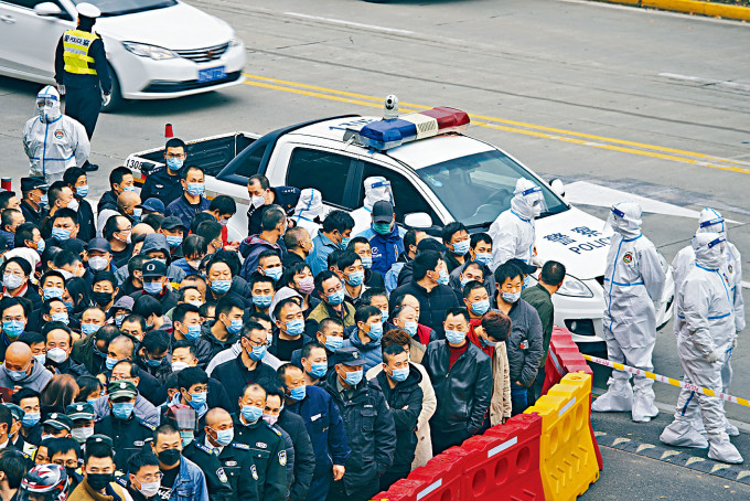 上海浦東機場疫情擴大，員工等候接受檢測。