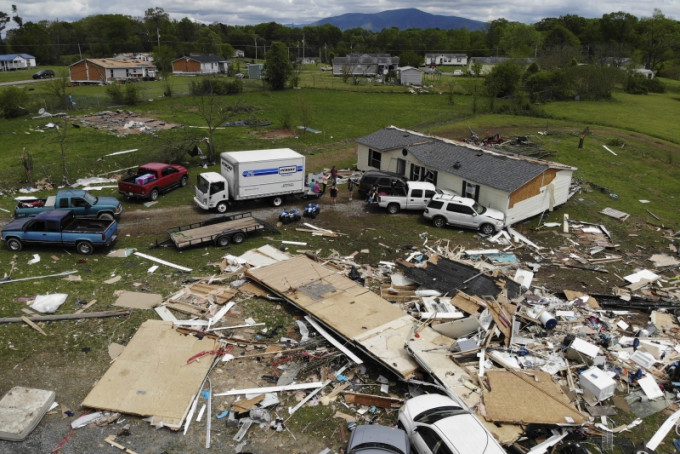 美国南部龙卷风灾害死亡人数升至33人。AP图