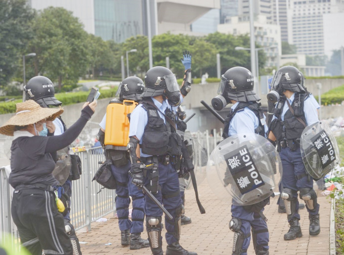民权观察谴责警方以过量武力对待示威者。