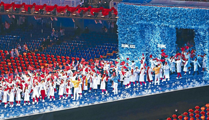 中国代表团创下历届冬奥最好成绩，运动员进场时，获全场掌声。