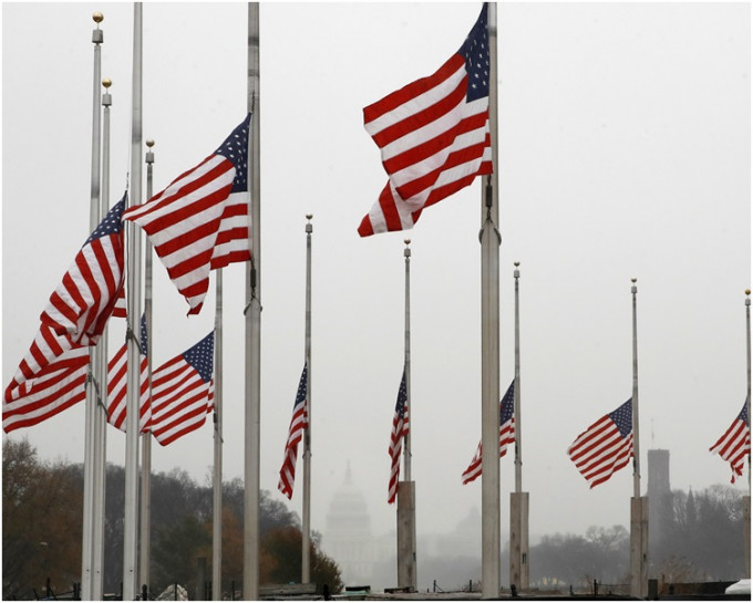 特朗普宣布全國政府機構及白宮下半旗30日誌哀。AP