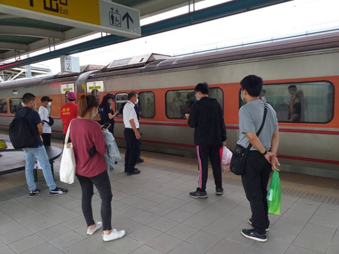员林站1名旅客误堕月台被撞死，目前列车服务回覆正常。台铁facebook