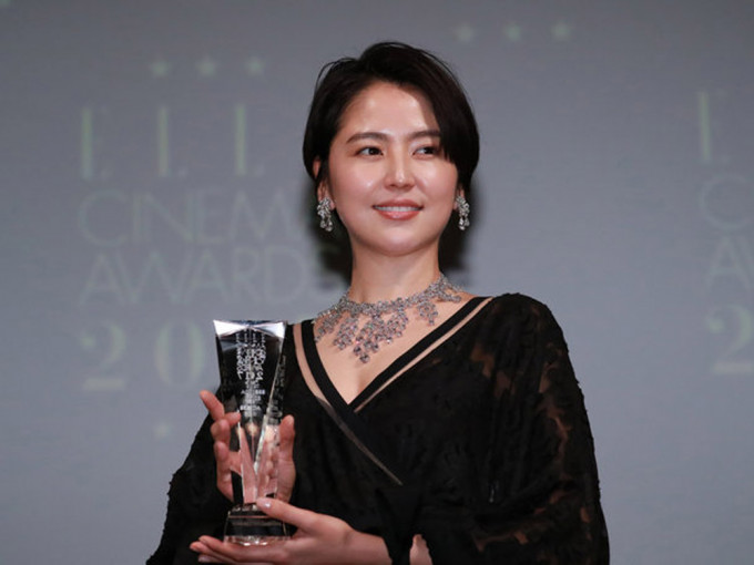 长泽正美佩戴总值约7,600万港元的名贵珠宝出席颁奖礼。
